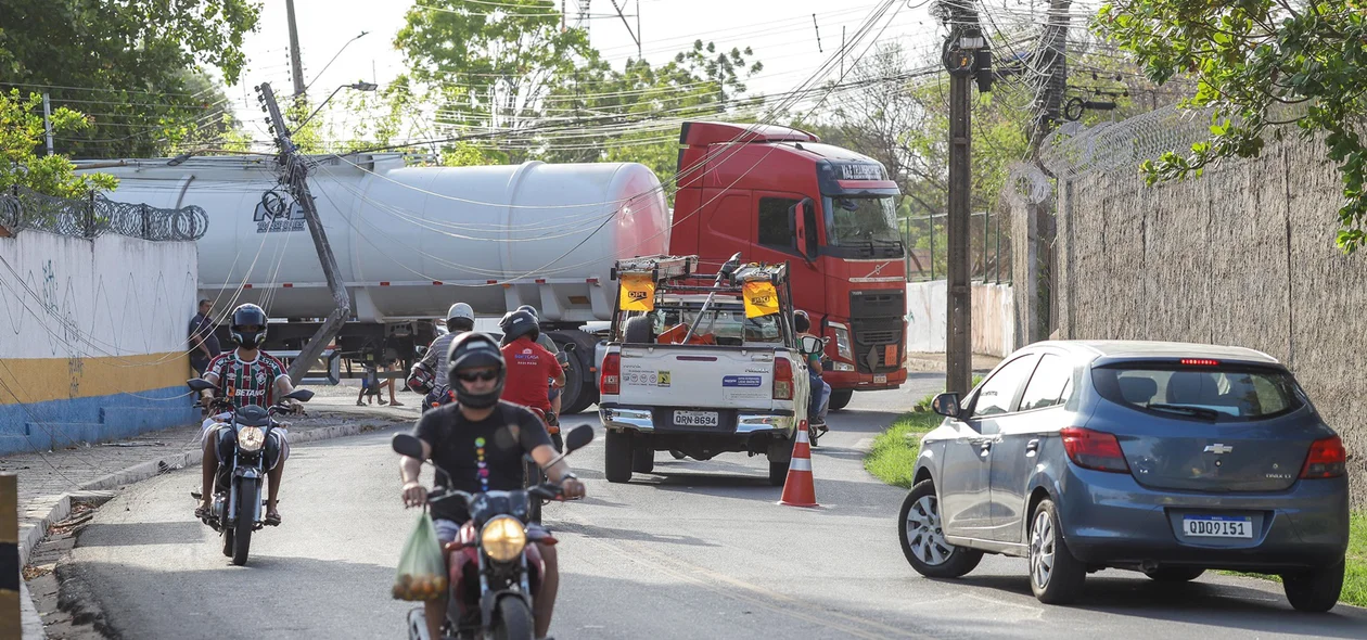 O trânsito está parcialmente interditado no local