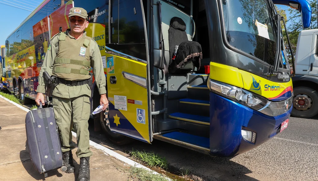 Ônibus com os policiais