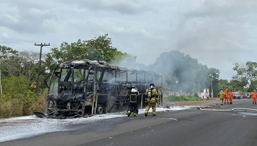 Ônibus da Guanabara consumido pelo fogo