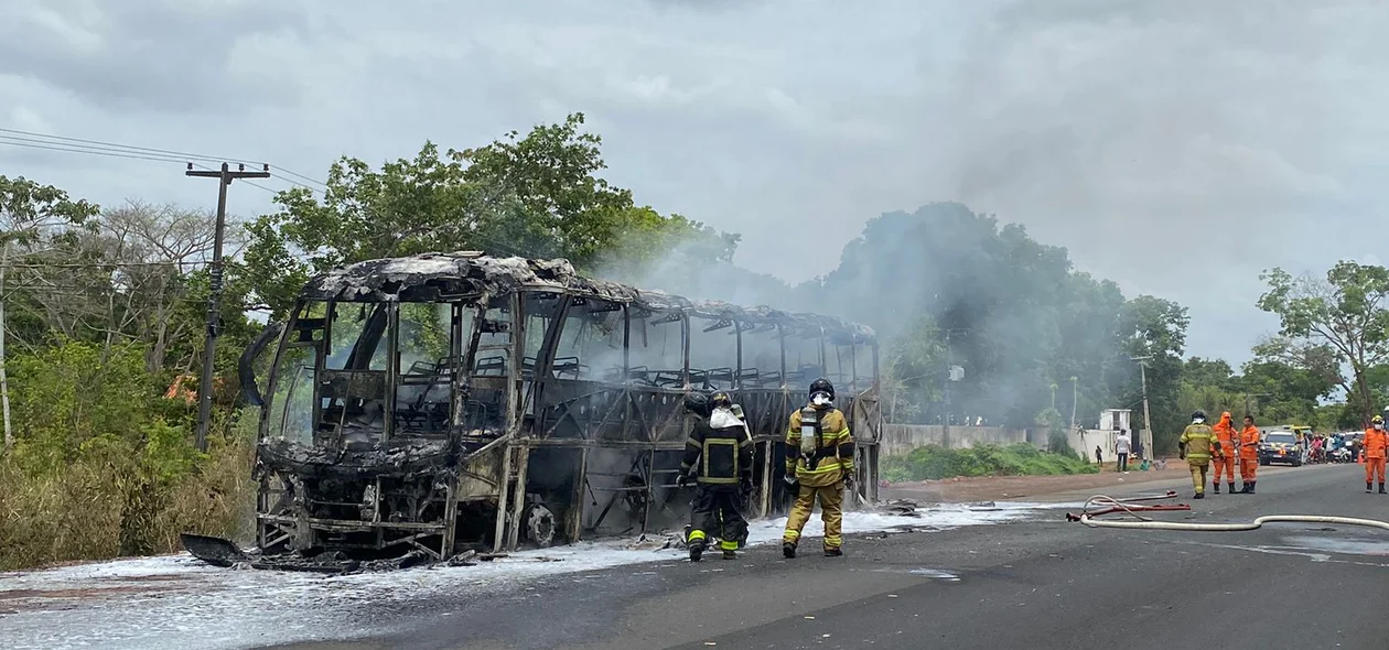 Ônibus da Guanabara consumido pelo fogo