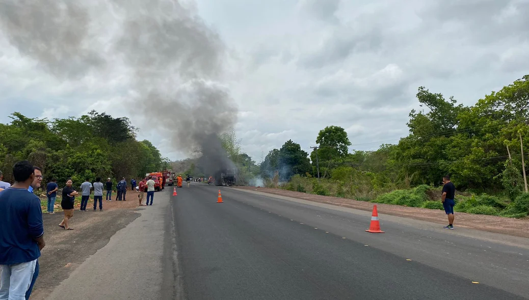 Ônibus da Guanabara foi destruído pelas chamas