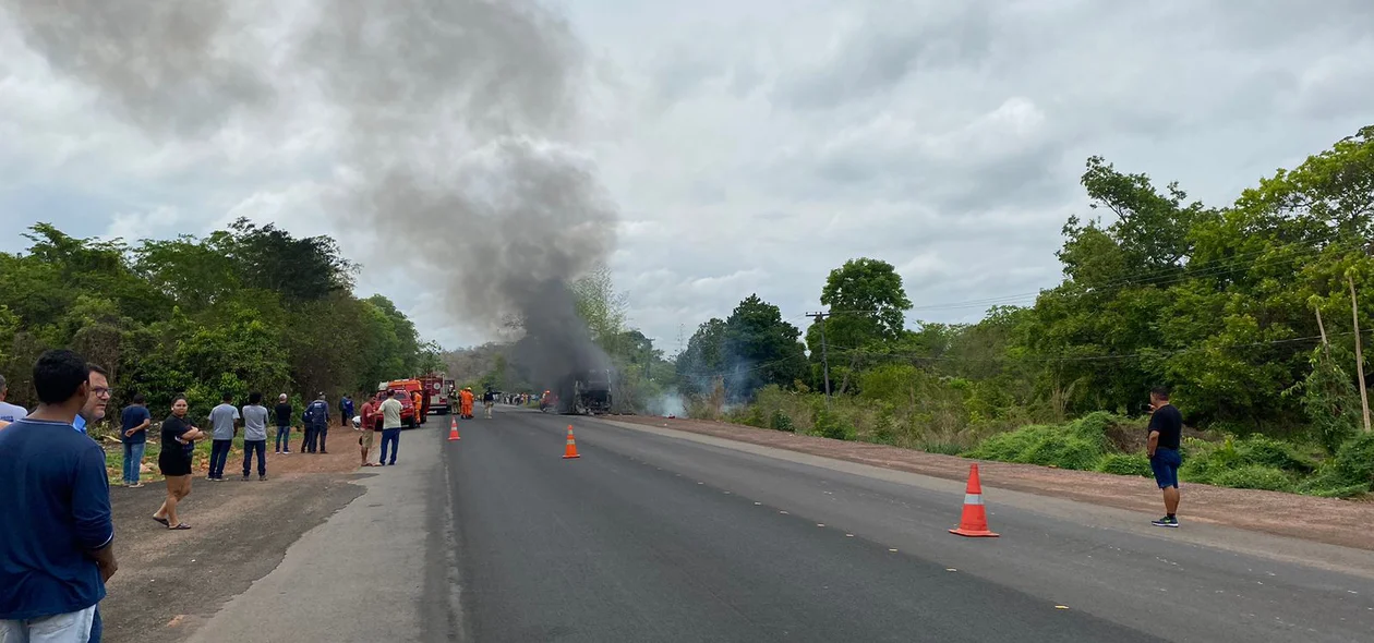 Ônibus da Guanabara foi destruído pelas chamas