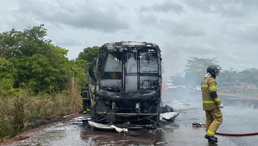 Ônibus da Guanabara foi destruído pelo fogo