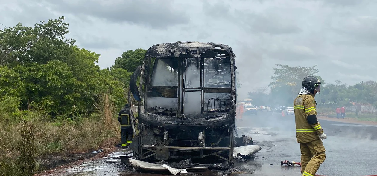 Ônibus da Guanabara foi destruído pelo fogo