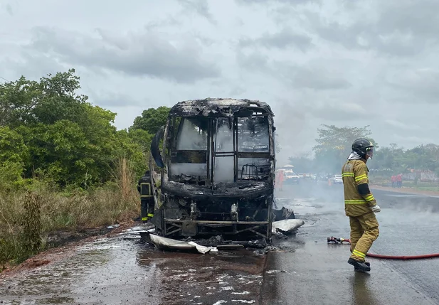 Ônibus da Guanabara foi destruído pelo fogo