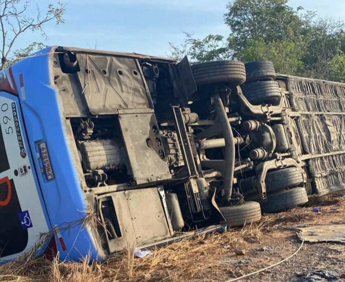 Ônibus da Guanabara tombou e deixou 2 mortos e 18 feridos