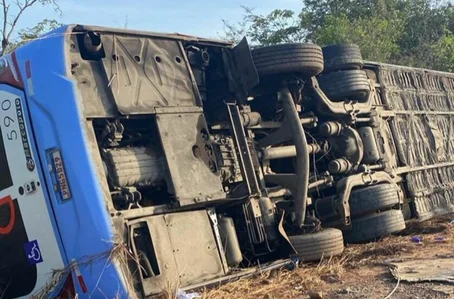 Ônibus da Guanabara tombou e deixou 2 mortos e 18 feridos