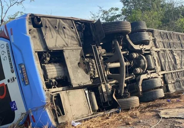 Ônibus da Guanabara tombou e deixou 2 mortos e 18 feridos