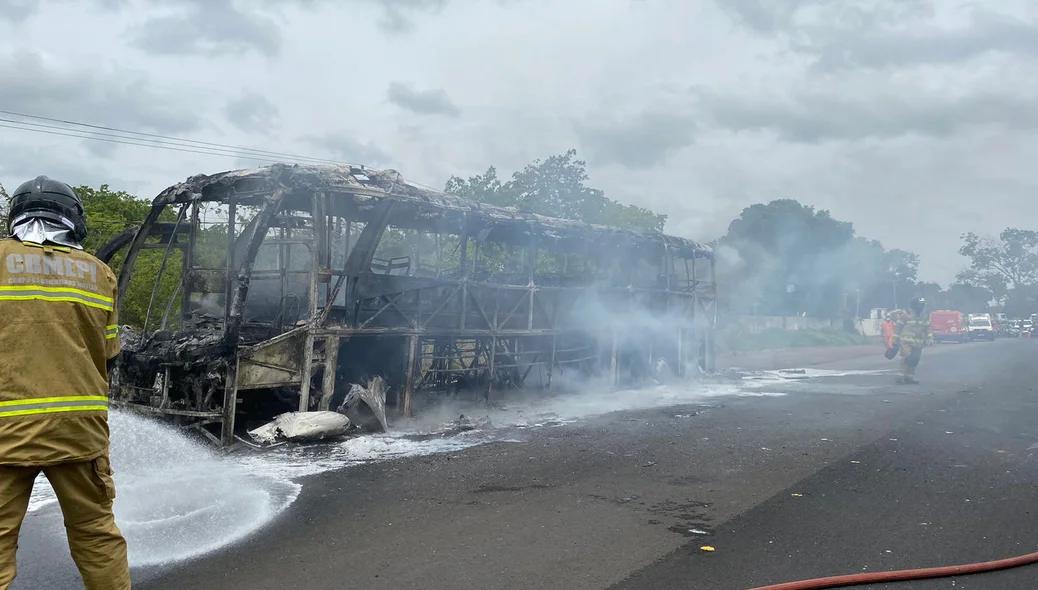 Ônibus foi totalmente destruído