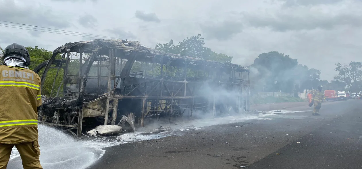 Ônibus foi totalmente destruído