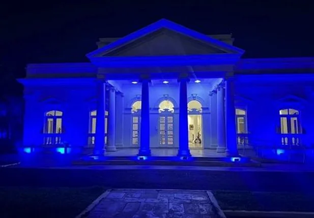 Palácio de Karnak iluminado com a cor azul