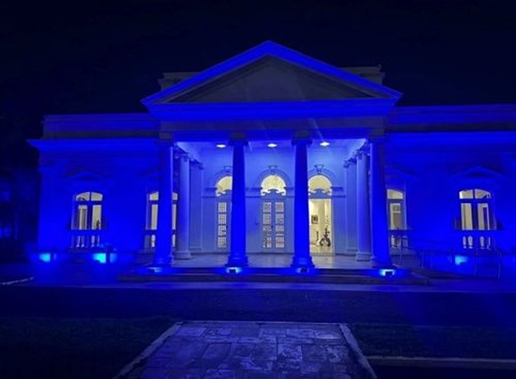 Palácio de Karnak iluminado com a cor azul