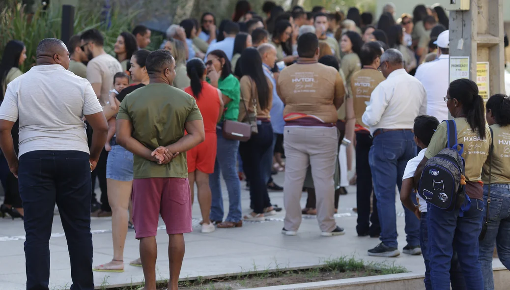 Pessoas presentes na inauguração do novo prédio do H. Visão