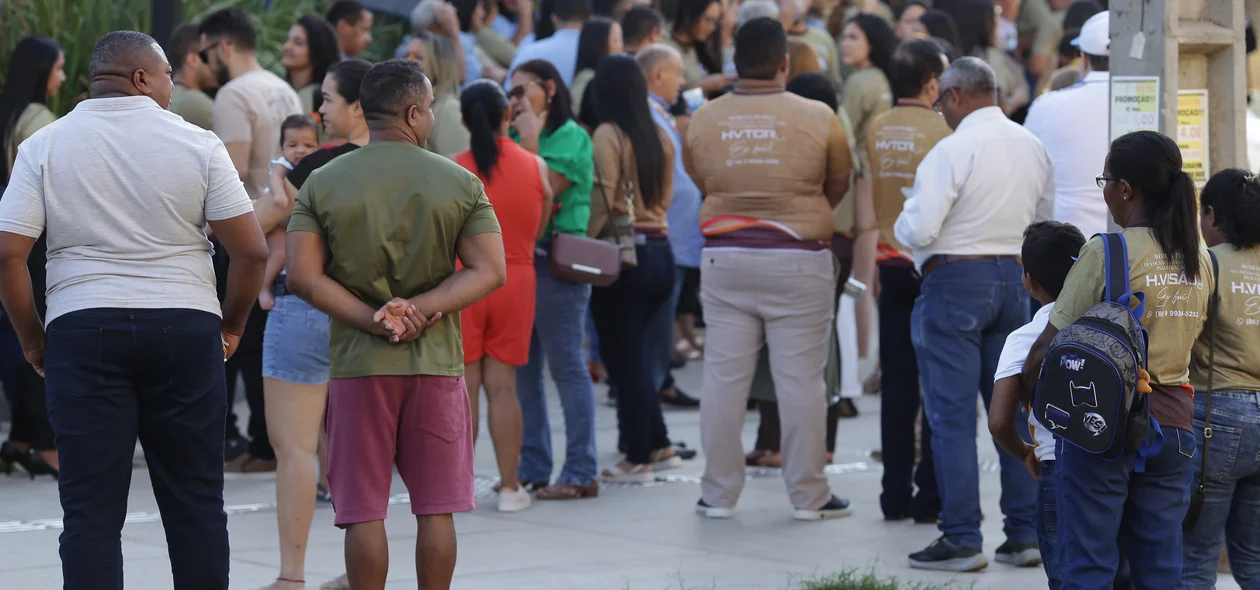 Pessoas presentes na inauguração do novo prédio do H. Visão