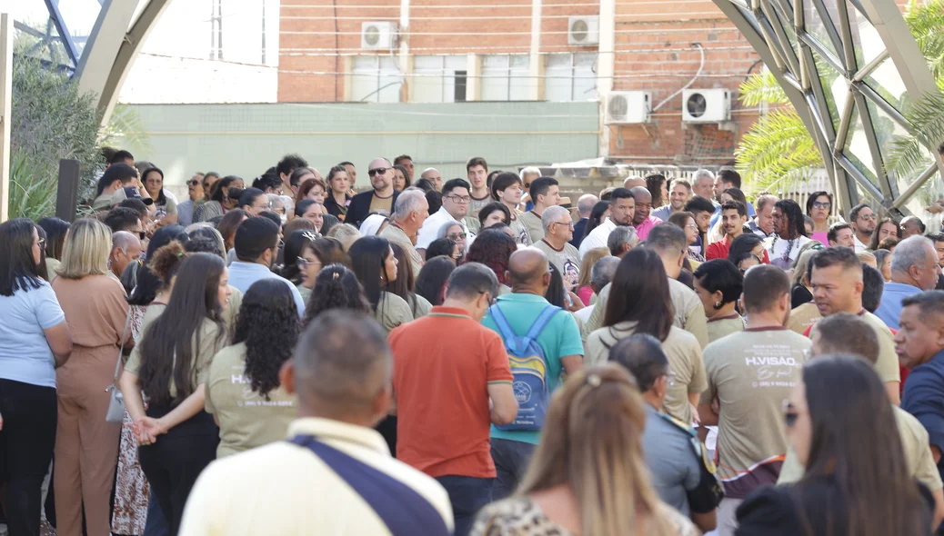 Pessoas presentes na inauguração do novo prédio do H. Visão