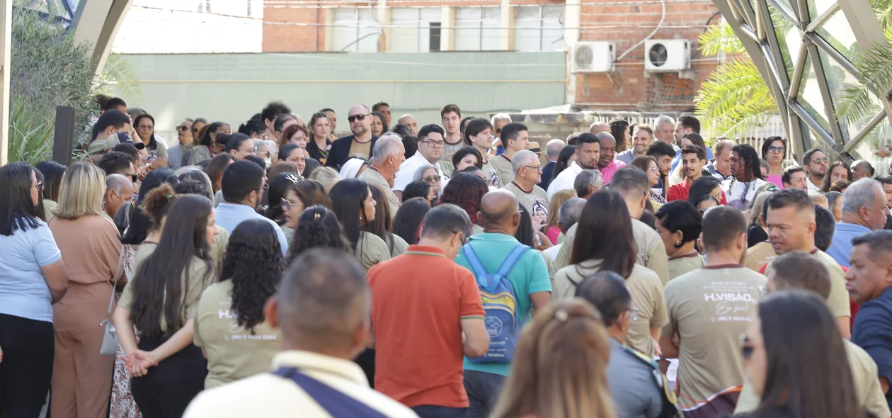 Pessoas presentes na inauguração do novo prédio do H. Visão