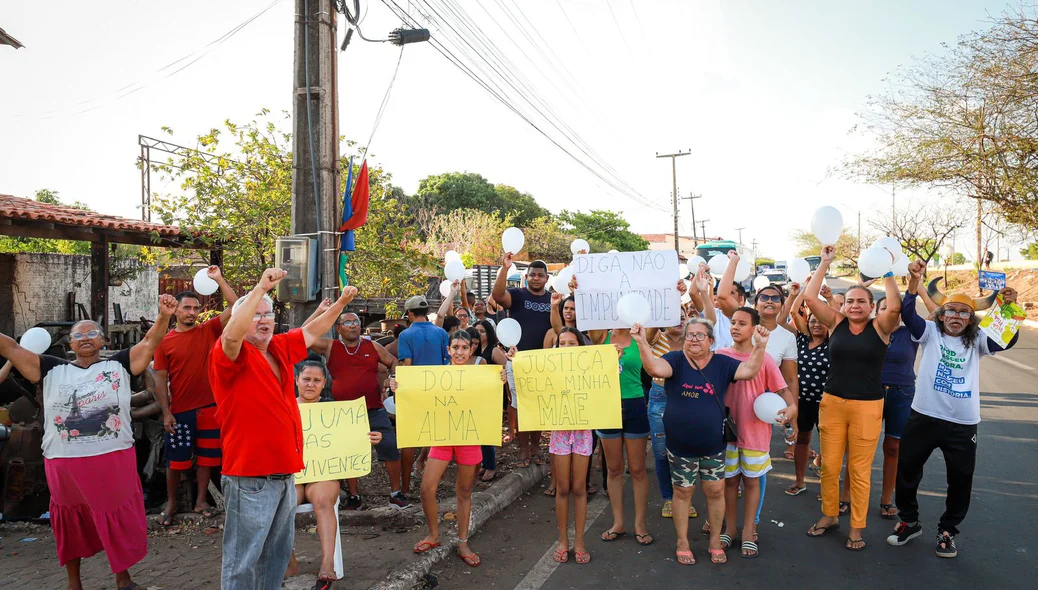 Pessoas se reuniram em protesto no local do acidente