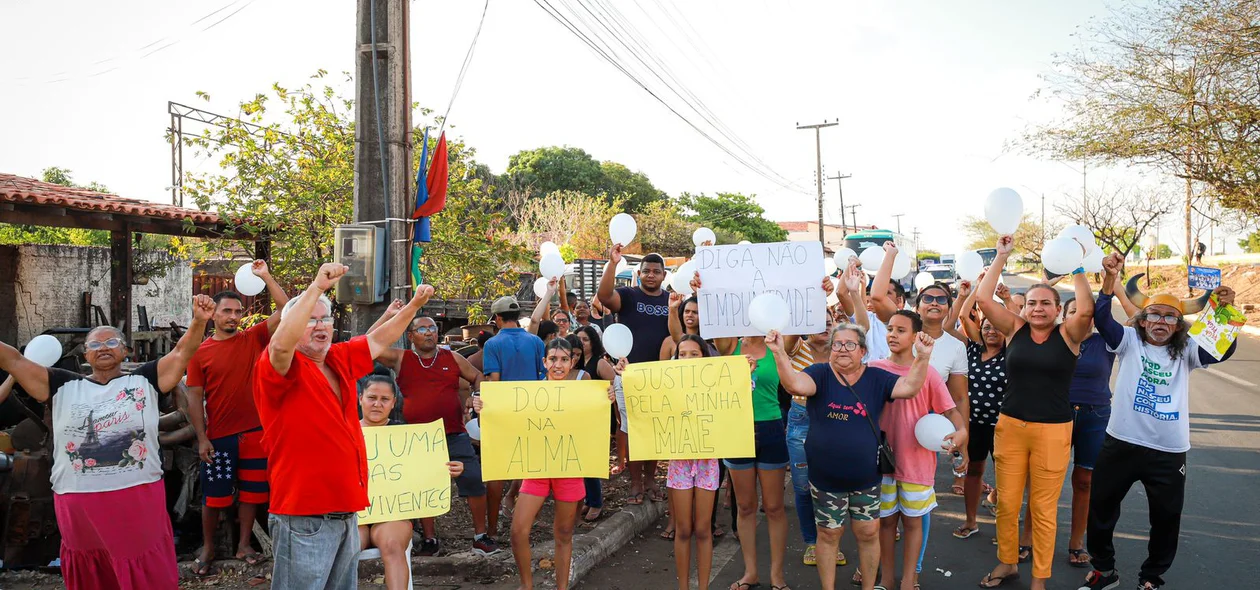 Pessoas se reuniram em protesto no local do acidente