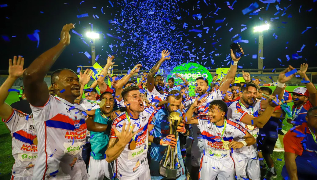 Piauí levantando a taça do Campeonato Piauiense Série B 2024