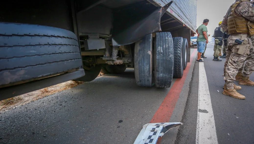 Policial morre em acidente envolvendo um caminhão, uma viatura e uma motocicleta