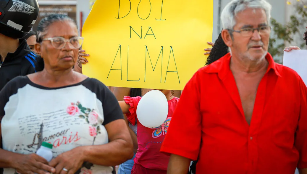 Populares participaram do protesto e pediram justiça pelas vítimas