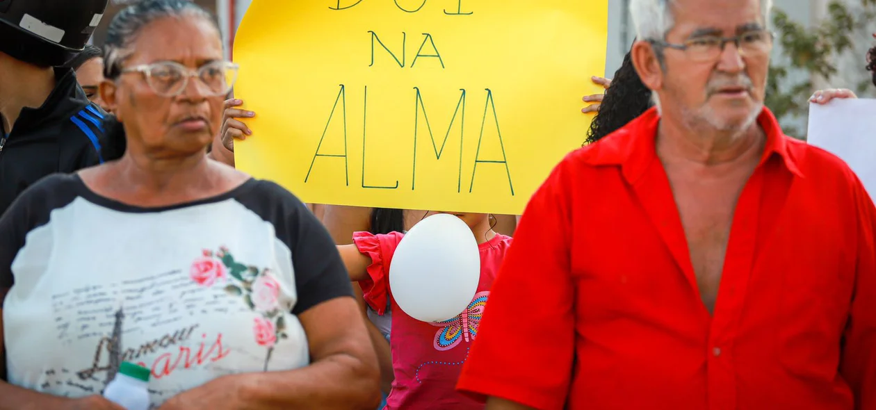 Populares participaram do protesto e pediram justiça pelas vítimas