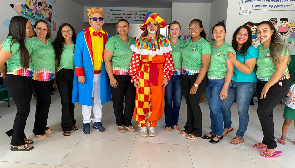 Prefeita e secretário com os professores