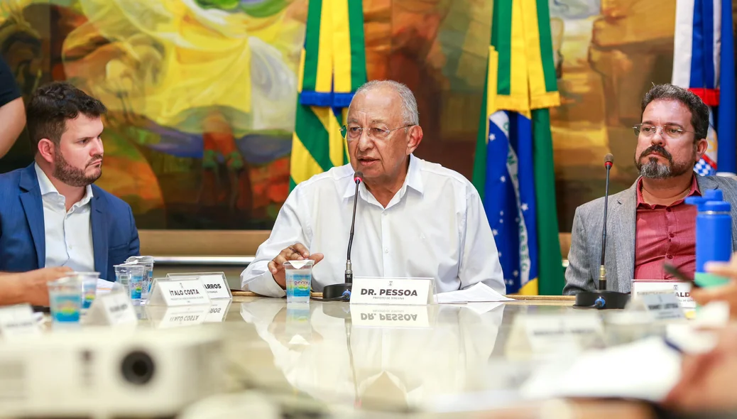 Prefeito Dr. Pessoa no comando da reunião