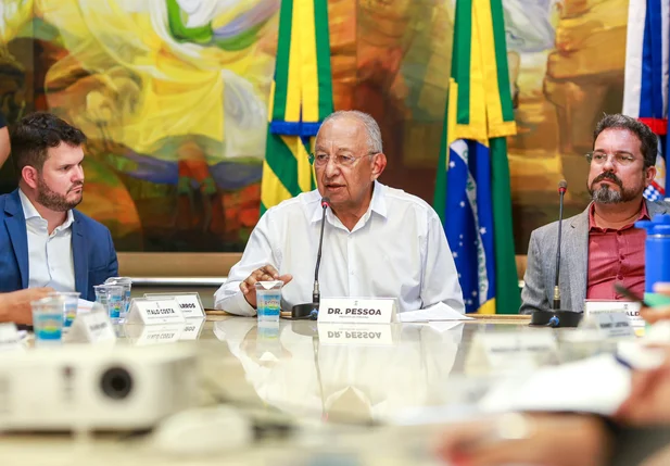 Prefeito Dr. Pessoa no comando da reunião