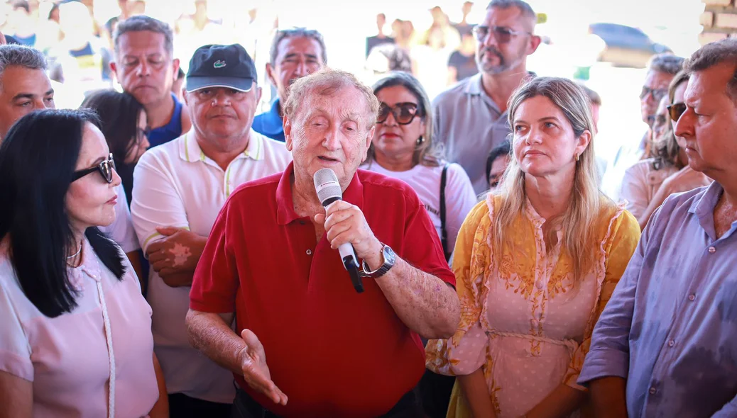 Prefeito Mão Santa discursa aos presentes