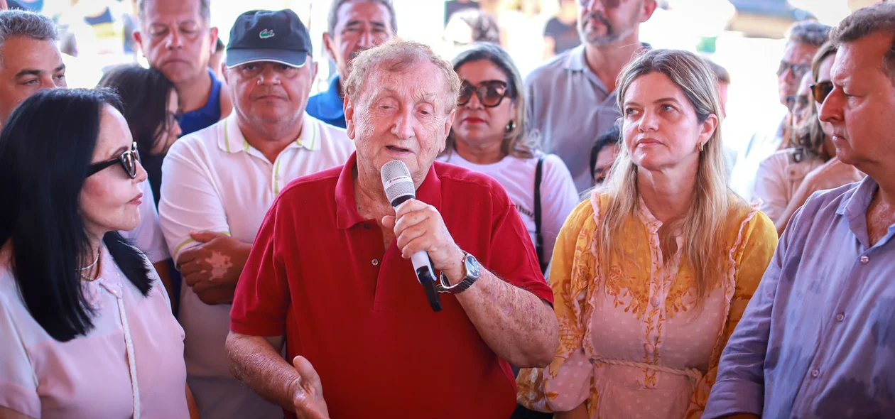 Prefeito Mão Santa discursa aos presentes