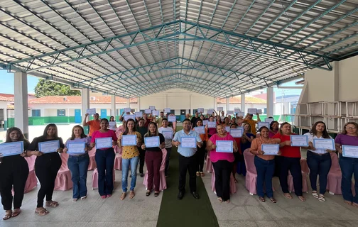 Prefeitura de Esperantina entrega certificados e promove palestra do Outubro Rosa