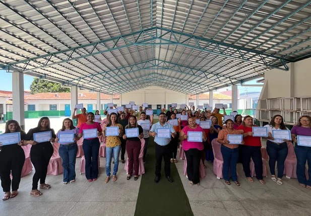 Prefeitura de Esperantina entrega certificados e promove palestra do Outubro Rosa