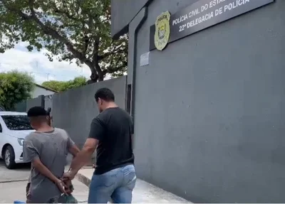 Preso sendo conduzido pela Polícia Civil do Piauí