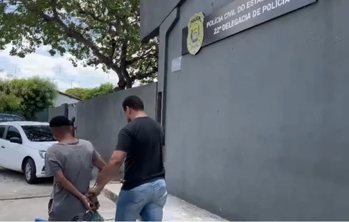 Preso sendo conduzido pela Polícia Civil do Piauí