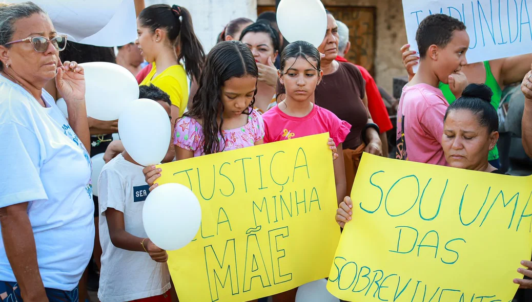 Protesto reuniu familiares e amigos das vítimas