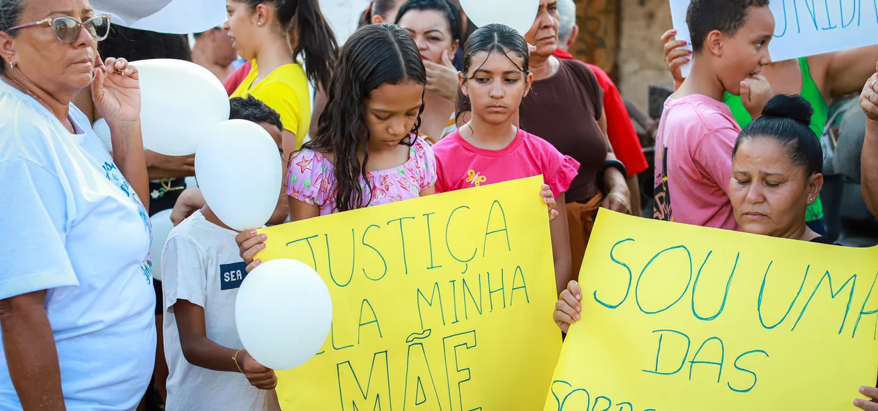 Protesto reuniu familiares e amigos das vítimas