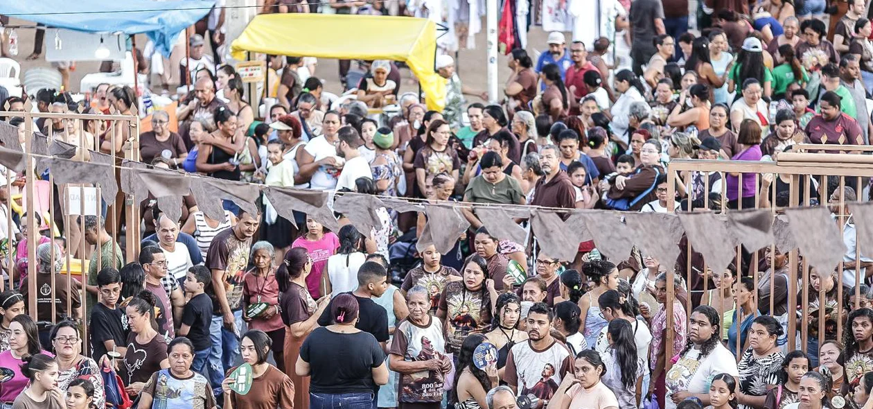 Público fora do santuário