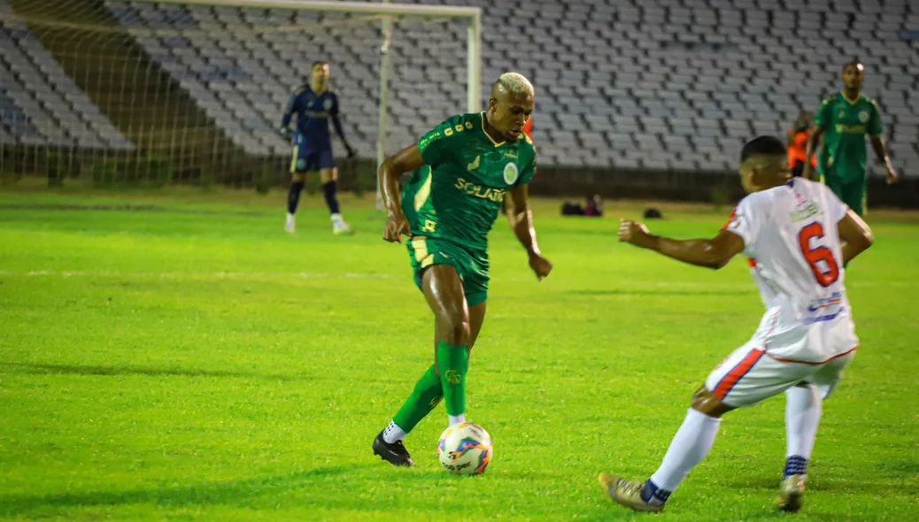 Ramires tentando criar a jogada para o Atlético Piauiense