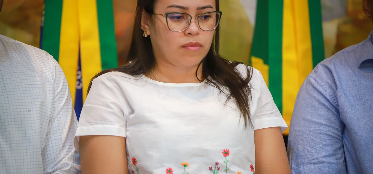 Samara Conceição, primeira-dama do município, esteve presente na coletiva de imprensa