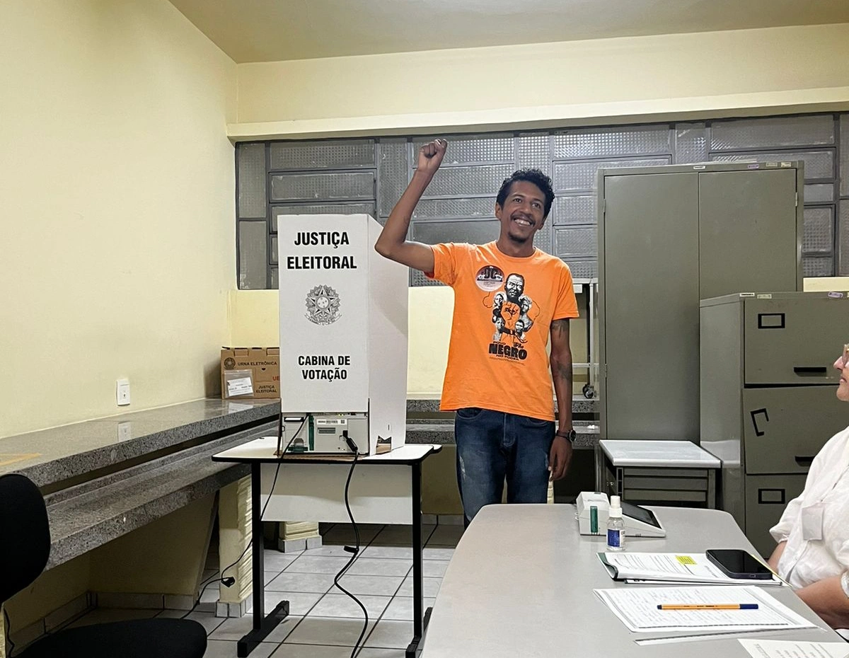 Santiago Belizário durante votação neste domingo, 6 de outubro