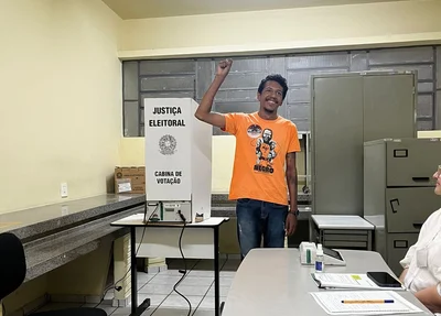 Santiago Belizário durante votação neste domingo, 6 de outubro