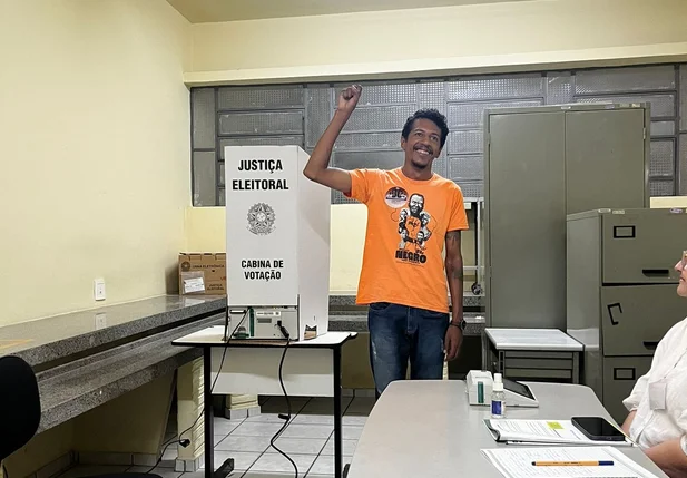 Santiago Belizário durante votação neste domingo, 6 de outubro