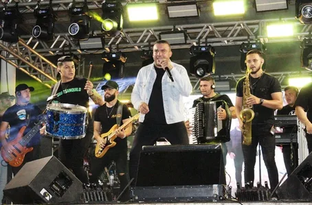 Show de Junior Vianna encerrou festa