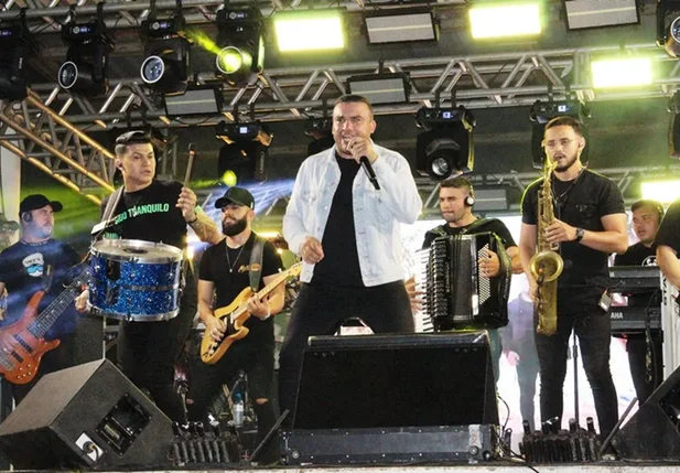 Show de Junior Vianna encerrou festa