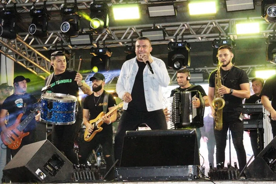 Show de Junior Vianna encerrou festa