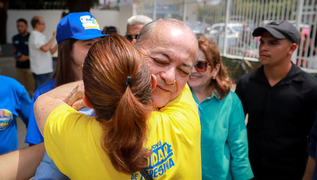 Sílvio Mendes abraçando apoiadora na chegada ao local de votação