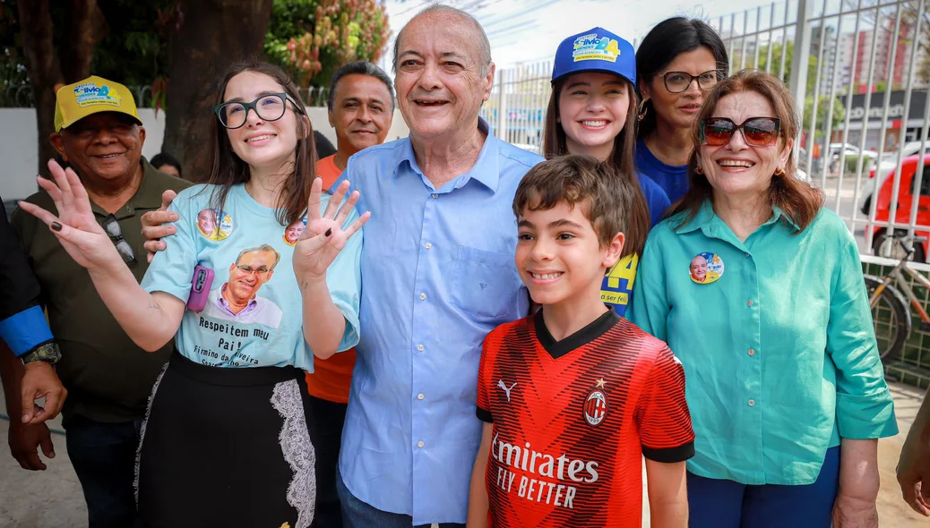 Sílvio Mendes ao lado de familiares e apoiadores, como Cristina Soares, filha do ex-prefeito Firmino Filho