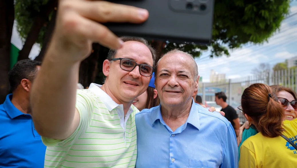 Sílvio Mendes com apoiador no colégio Darcy Araújo