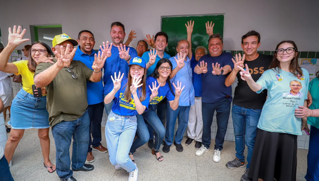 Sílvio Mendes com família e apoiadores